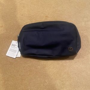 NWT Lululemon Everywhere Belt Bag in True Navy